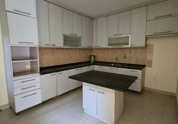 Rumah 3 lantai Layar Permai PIK, 8X15, KT 4 1, KM 4 1