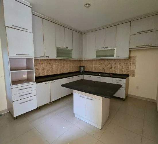 Rumah 3 lantai Layar Permai PIK, 8X15, KT 4+1, KM 4+1