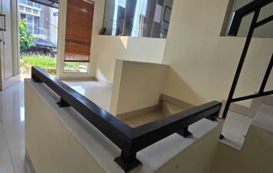 Rumah 3 lantai Layar Permai PIK, 8X15, KT 4+1, KM 4+1