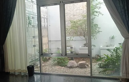 Disewakan rmh dgn 6 kt. 2 lantai, luas +/- 900 m