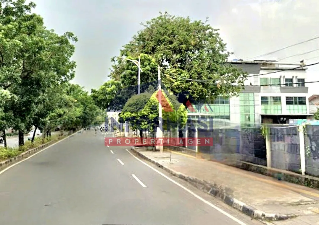 DIJUAL TANAH HOEK PINGGIR JALAN LAPANGAN BOLA  JAKARTA BARAT