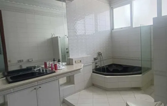 Disewakan rmh dgn 6 kt. 2 lantai, luas +/- 900 m