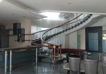 Disewakan rmh dgn 6 kt. 2 lantai, luas  /- 900 m