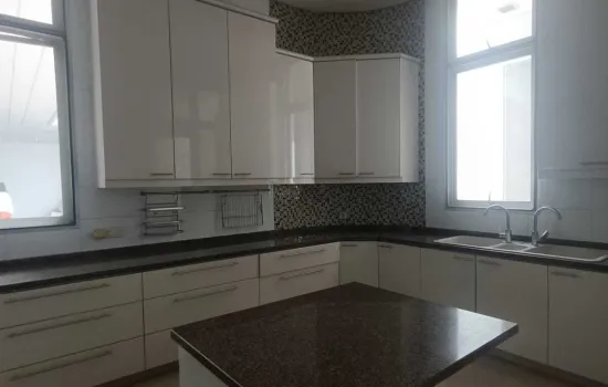 Disewakan rmh dgn 6 kt. 2 lantai, luas +/- 900 m