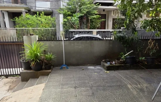 Rumah 1.5 lantai Kebayoran Lama dijual cepat