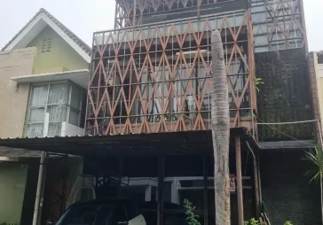 Rumah daerah nyaman dan tenang belakang intercon