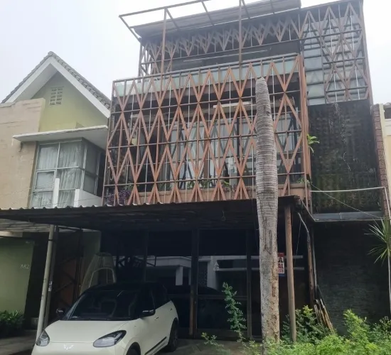 Rumah daerah nyaman dan tenang belakang intercon