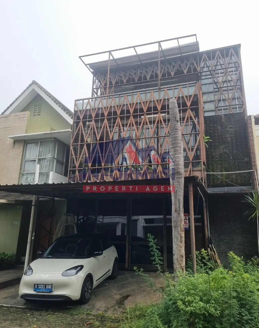 Rumah daerah nyaman dan tenang belakang intercon