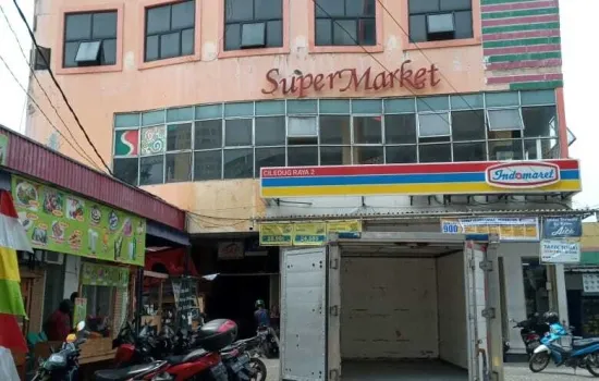 Gedung 4 lantai  ex supermarket jl Ciledug Raya Cipulir