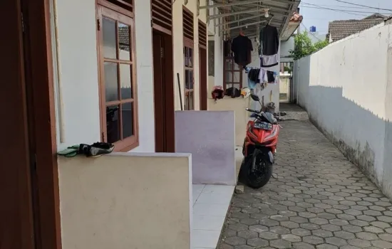 Tanah + bangunan, huk tepi jl raya ramai ciledug 1128m SHM