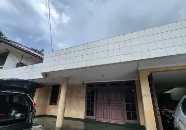 Rumah Jl Arjuna Utara. Luas tanah  750 m2.  Halaman luas