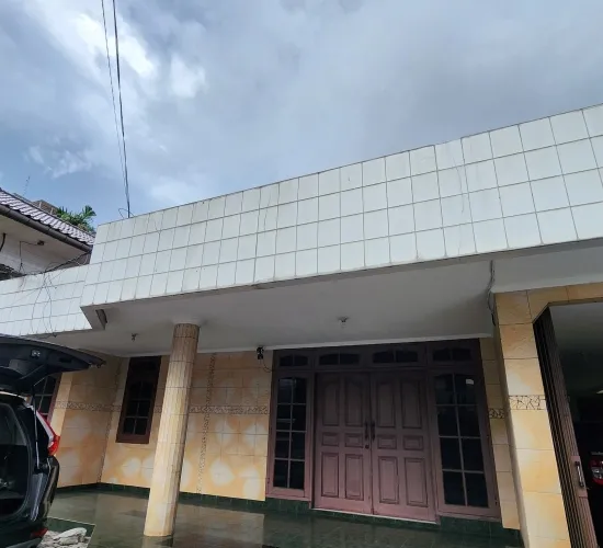 Rumah Jl Arjuna Utara. Luas tanah 750 m2. Halaman luas