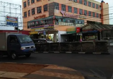 Gedung 4 lantai  ex supermarket jl Ciledug Raya Cipulir