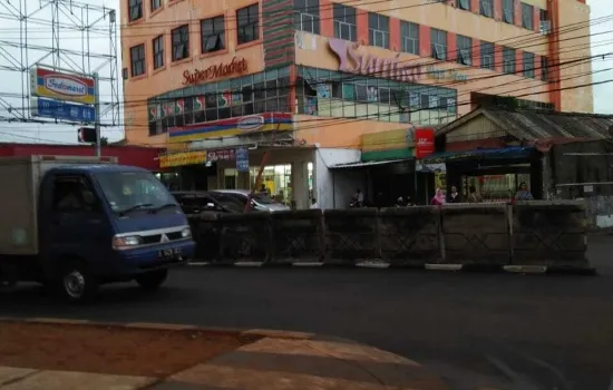 Gedung 4 lantai  ex supermarket jl Ciledug Raya Cipulir