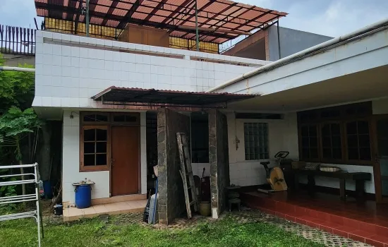 Rumah Jl Arjuna Utara. Luas tanah  750 m2.  Halaman luas