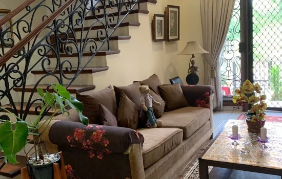 Rumah hoek Perumahan Gading Nirwana Jakut, bagus mewah