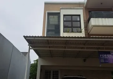 Rumah bagus , baru , 3,5 lantai , lokasi sangat strategis