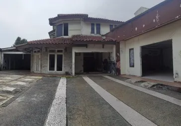 Rumah KAV DKI Pekarangan Luas bisa buat Gudang dan Kantor
