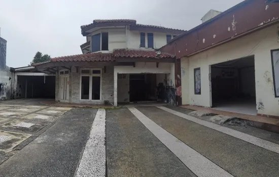 Rumah KAV DKI Pekarangan Luas bisa buat Gudang dan Kantor