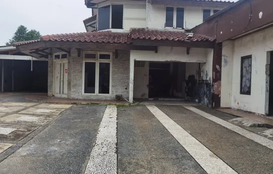 Rumah KAV DKI Pekarangan Luas bisa buat Gudang dan Kantor