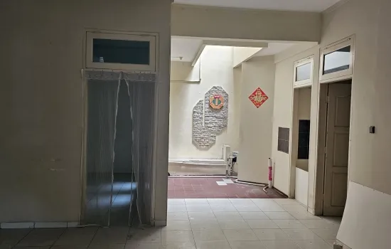 Rumah lama, 2 lt, jalan lebar, akses ke tol mudah