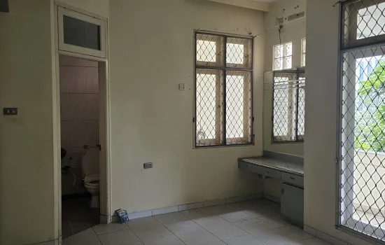 Rumah lama, 2 lt, jalan lebar, akses ke tol mudah