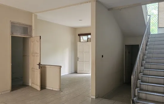 Rumah lama, 2 lt, jalan lebar, akses ke tol mudah