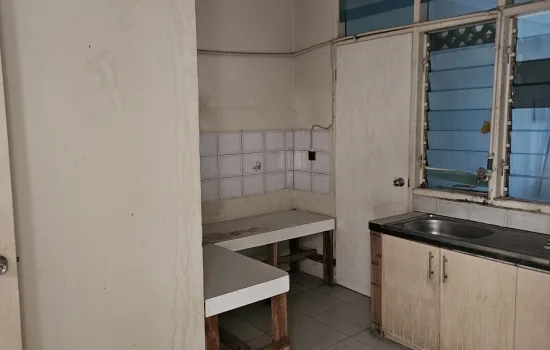 Rumah lama, 2 lt, jalan lebar, akses ke tol mudah