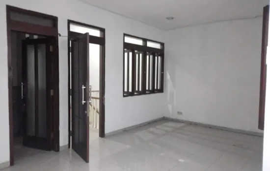 rumah  tingkat , bisa untuk kantor di area  Pondok Indah