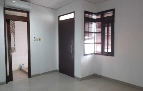 rumah  tingkat , bisa untuk kantor di area  Pondok Indah
