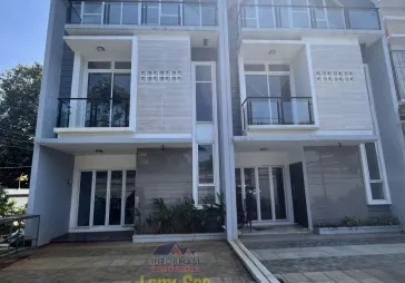 Rumah brand new 3 lantai area Joglo siap huni