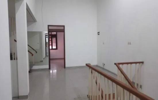 rumah  tingkat , bisa untuk kantor di area  Pondok Indah
