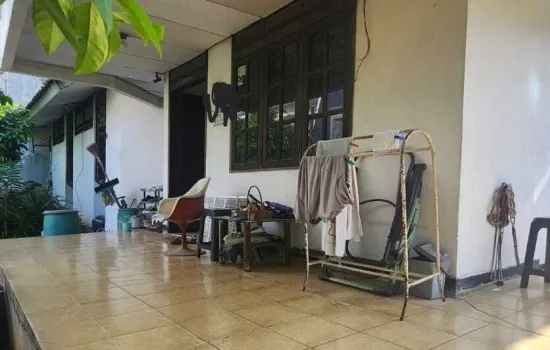 Rumah Tosiga. Kemanggisan.  Lt 358 m2. Hoek.  strategis.