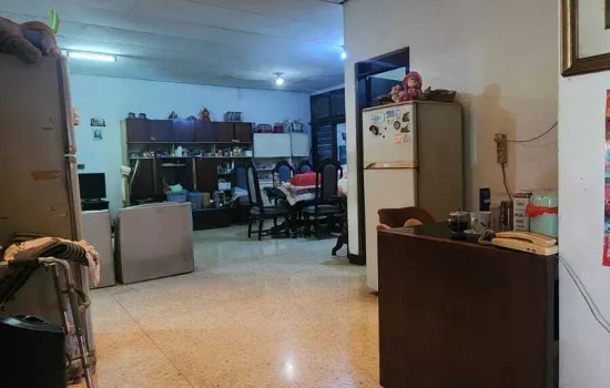 Rumah Tosiga. Kemanggisan.  Lt 358 m2. Hoek.  strategis.