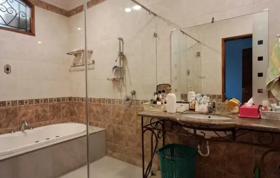 Disewakan Rumah Bagus Besar 2Lt 5KT 4KM Siap Huni