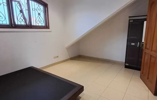 Disewakan Rumah Bagus Besar 2Lt 5KT 4KM Siap Huni