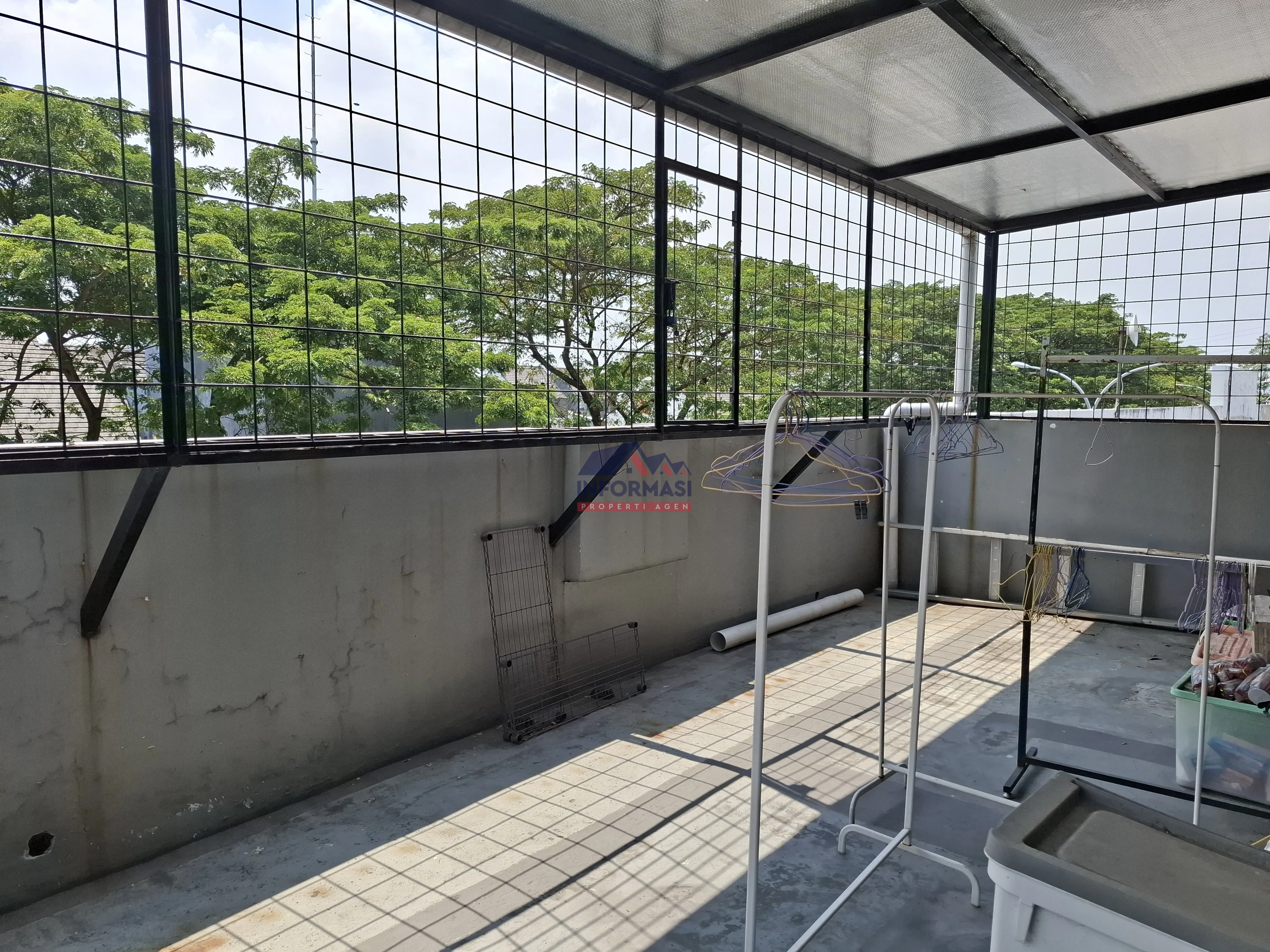 Ruko gandeng 3lt premier village cipondoh 8x15m