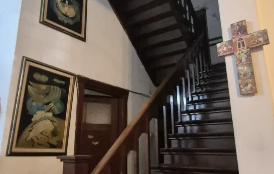 DIJUAL RUMAH gaya KOLONIAL daerah Taman Tanah Abang Jakarta