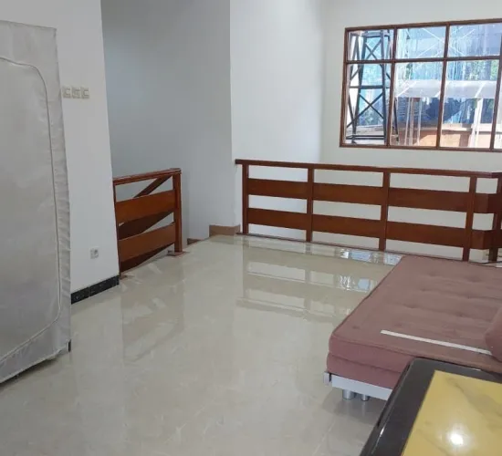 Rumah sewa 4 kt, lantai granit, baru renov