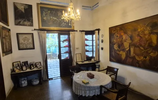 DIJUAL RUMAH gaya KOLONIAL daerah Taman Tanah Abang Jakarta
