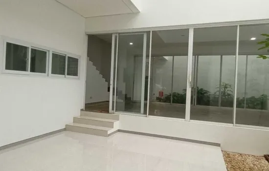 Disewakan rumah rapi kamarnya banyak