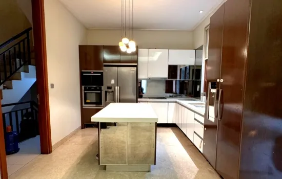 DIJUAL RUMAH PURI INDAH HADAP SELATAN 210m²
