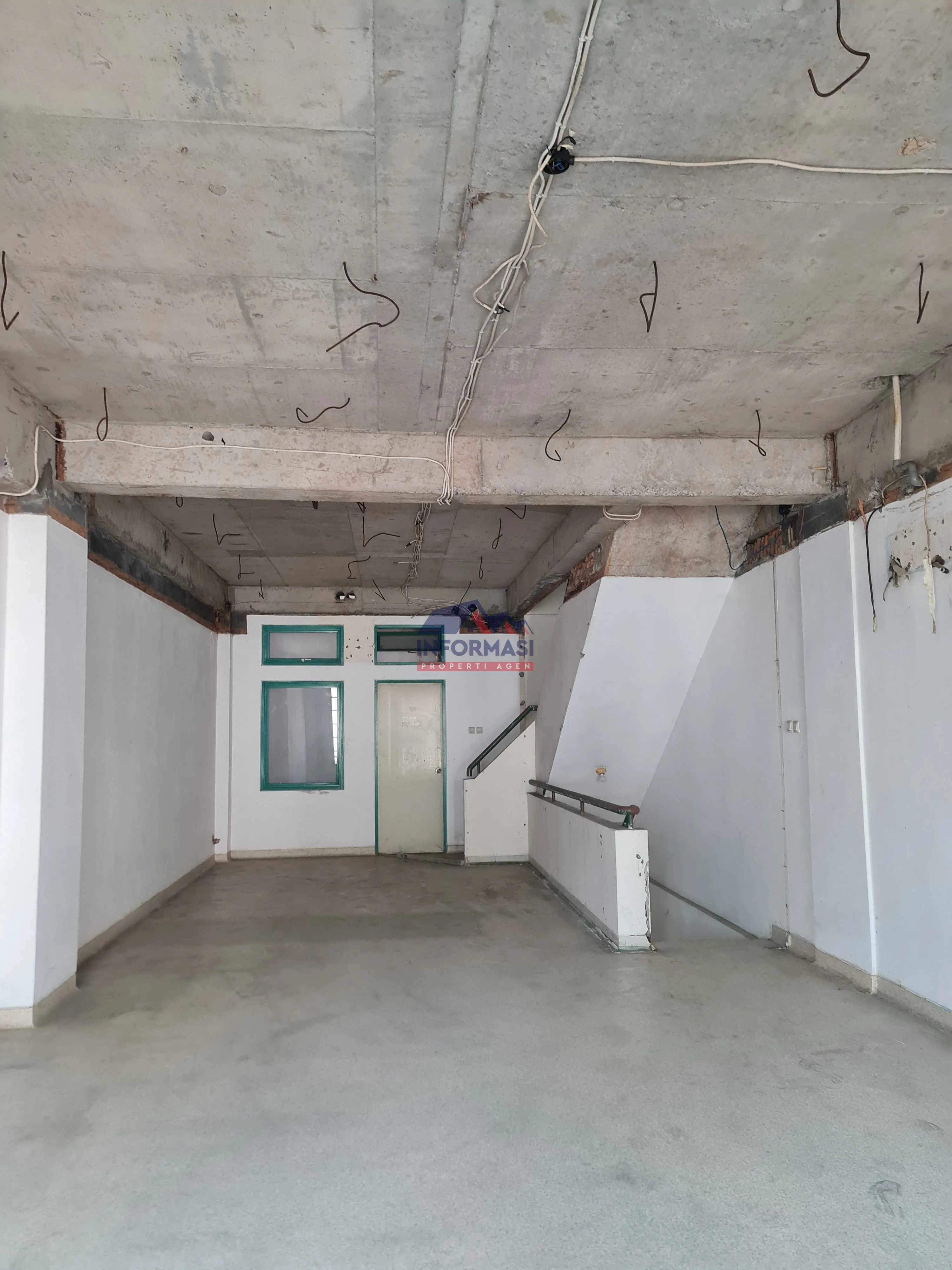 Ruko 4.5 lantai. kamar mandi 4. siap pakai