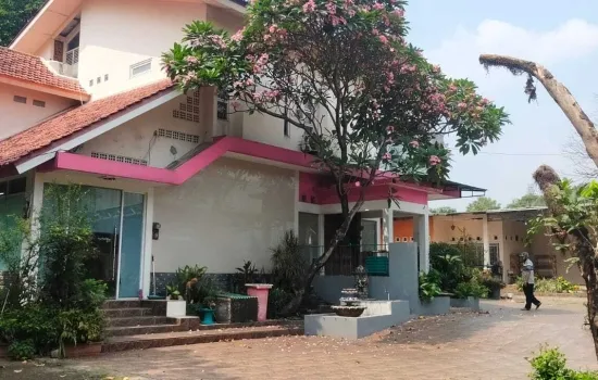 Rumah Lokasi Strategis Hitung Tanah di Jakarta Barat