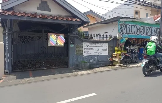 Dijual rumah strategis bisa usaha Kebon Jeruk, Jakarta Barat