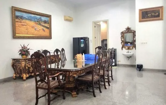Dijual Rumah Bagus di Intercon