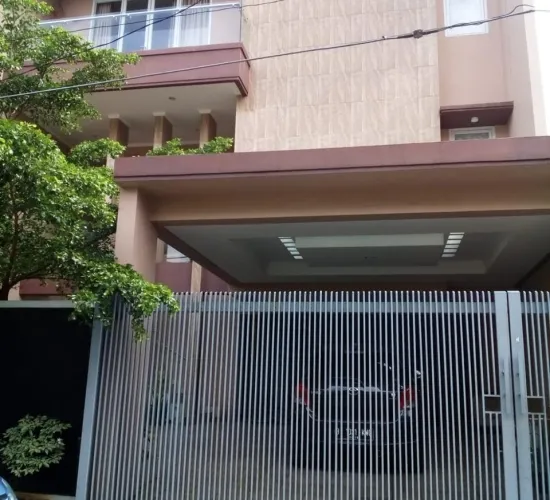 DIJUAL RUMAH 3 LANTAI SIAP HUNI - TAMAN ARIES