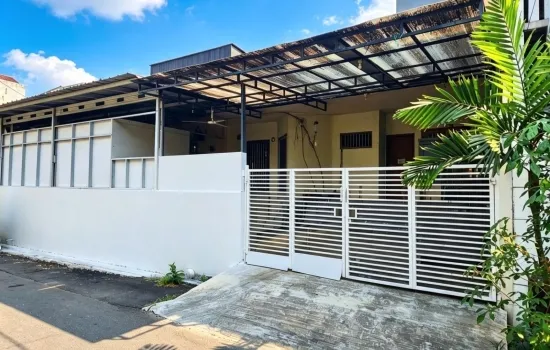 Dijual Rumah Tua hadap taman di Puri Indah