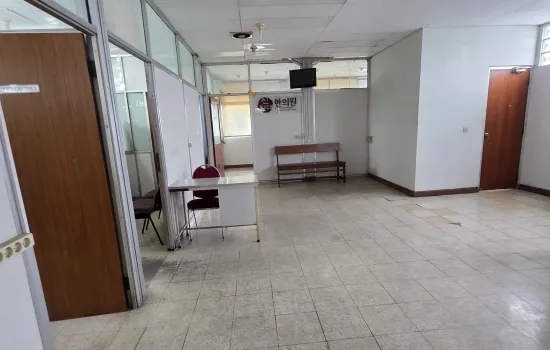 Apotik masih aktif bangunan 4 lantai jalan Raya Otista