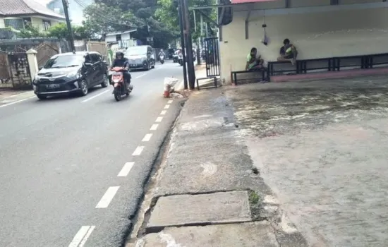 Rumah untuk usaha. Kemanggisan Raya. Rmai 24 jam. Lt 286 m2.